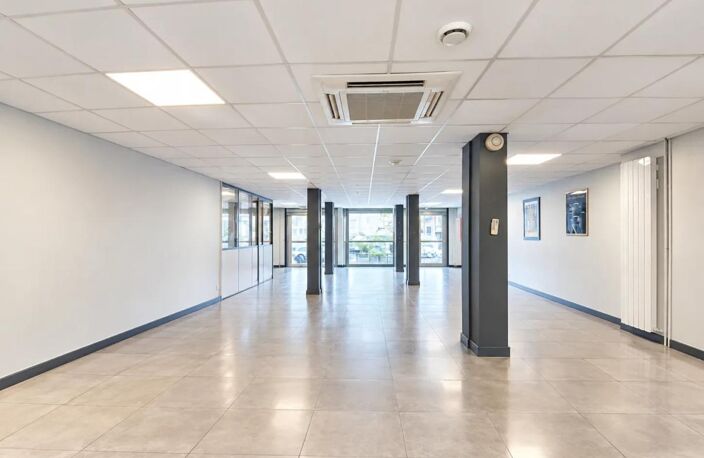 Boulogne-Billancourt, locaux à vendre traversants avec 2 entrées, une sur rue et une sur cour agrémentés d'une terrasse de 26 m² donnant sur jardin. Place Marcel Sembat et métro Ligne 9. Accessible PMR et Faisabilité ERP — photo 2