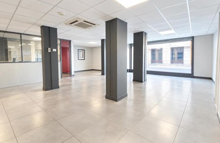 Boulogne-Billancourt, locaux à vendre traversants avec 2 entrées, une sur rue et une sur cour agrémentés d'une terrasse de 26 m² donnant sur jardin. Place Marcel Sembat et métro Ligne 9. Accessible PMR et Faisabilité ERP — photo 3