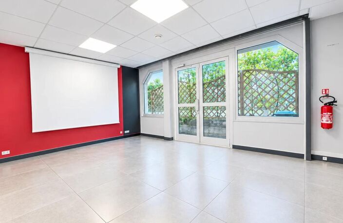 Boulogne-Billancourt, locaux à vendre traversants avec 2 entrées, une sur rue et une sur cour agrémentés d'une terrasse de 26 m² donnant sur jardin. Place Marcel Sembat et métro Ligne 9. Accessible PMR et Faisabilité ERP — photo 4