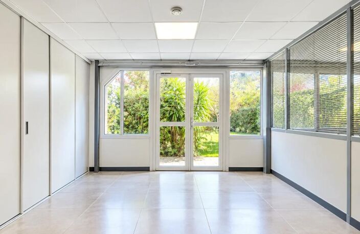 Boulogne-Billancourt, locaux à vendre traversants avec 2 entrées, une sur rue et une sur cour agrémentés d'une terrasse de 26 m² donnant sur jardin. Place Marcel Sembat et métro Ligne 9. Accessible PMR et Faisabilité ERP — photo 5