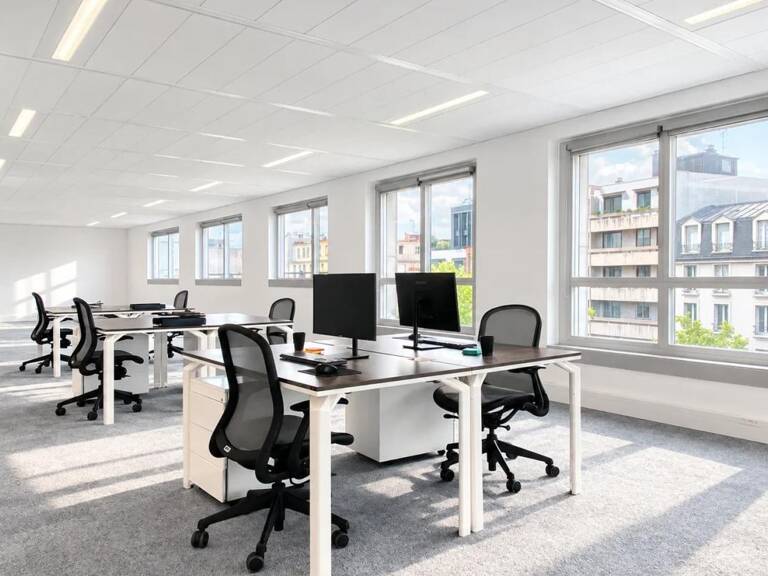Bail AGILE - Souplesse sur la durée du bail- Bureaux à louer 2645 m² divisibles à partir de 453m² rénovés, au pied du métro et centre ville. Boulogne Billancourt. accès sécurisé, ascenseur, bureaux lumineux, chauffage, fibre optique — photo 1