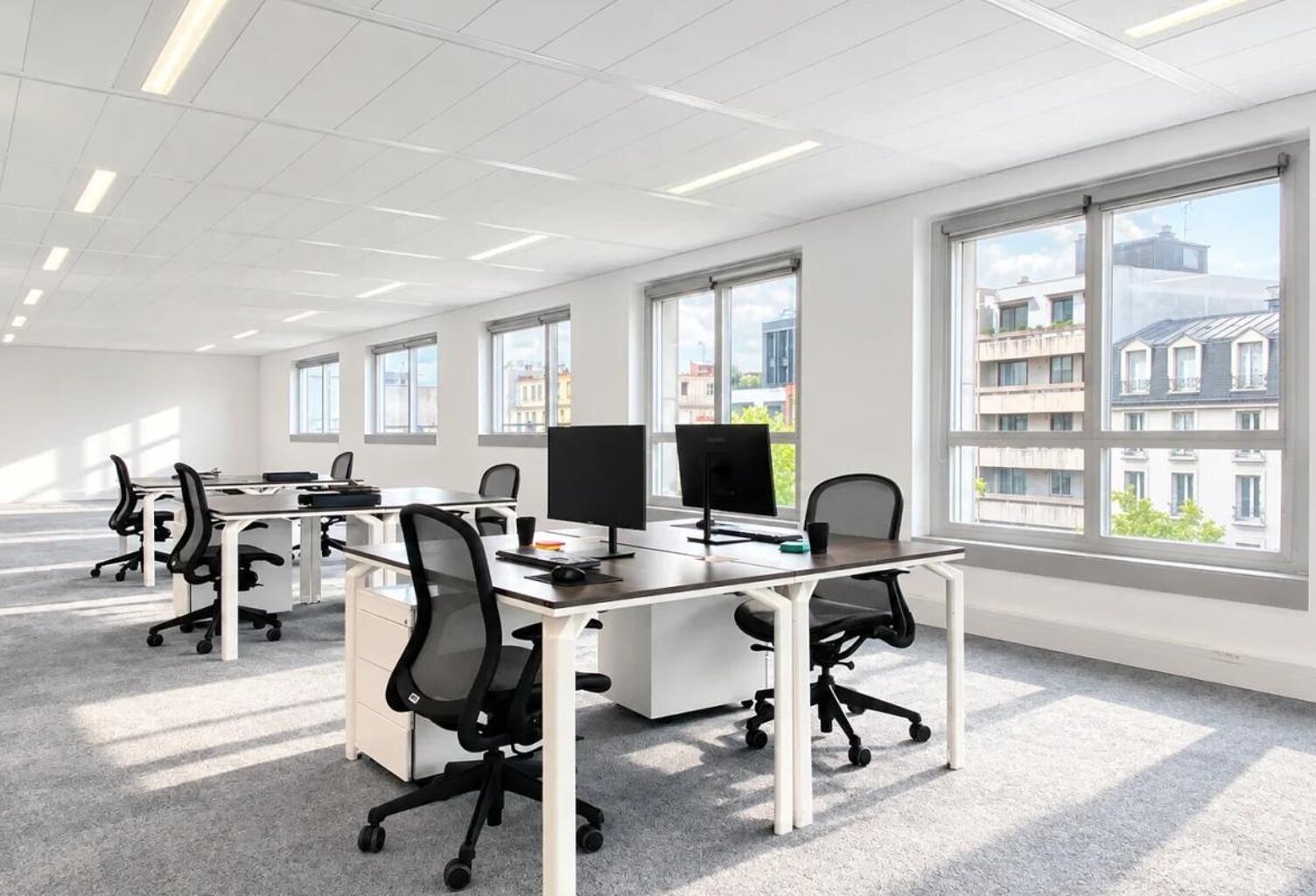 Bail AGILE - Souplesse sur la durée du bail- Bureaux à louer 2645 m² divisibles à partir de 453m² rénovés, au pied du métro et centre ville. Boulogne Billancourt. accès sécurisé, ascenseur, bureaux lumineux, chauffage, fibre optique — photo 1