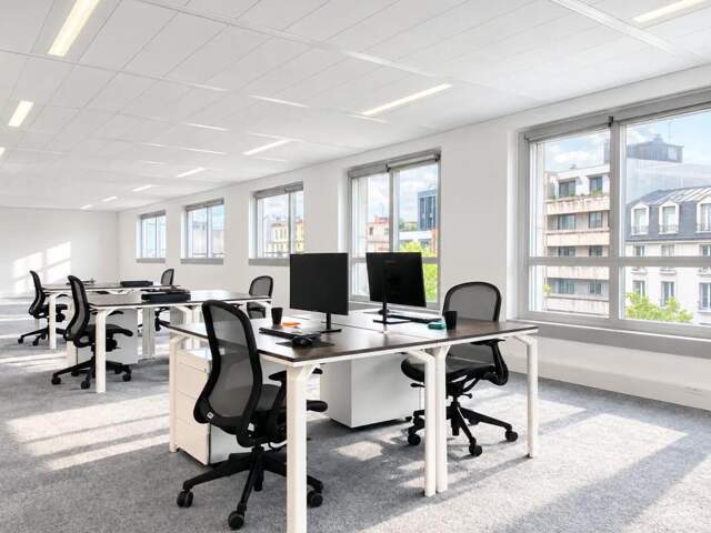 Bail AGILE - Souplesse sur la durée du bail- Bureaux à louer 2645 m² divisibles à partir de 453m² rénovés, au pied du métro et centre ville. Boulogne Billancourt. accès sécurisé, ascenseur, bureaux lumineux, chauffage, fibre optique — photo du bien
