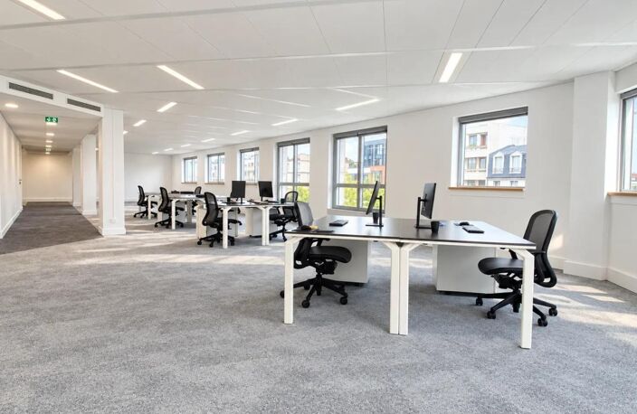 Bail AGILE - Souplesse sur la durée du bail- Bureaux à louer 2645 m² divisibles à partir de 453m² rénovés, au pied du métro et centre ville. Boulogne Billancourt. accès sécurisé, ascenseur, bureaux lumineux, chauffage, fibre optique — photo 4