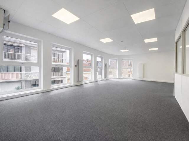 A proximité de la Place Marcel Sembat et du métro, CORPIMMO vous propose un plateau de bureaux à louer en bail commercial classique avec possibilité de bail flexible — photo du bien