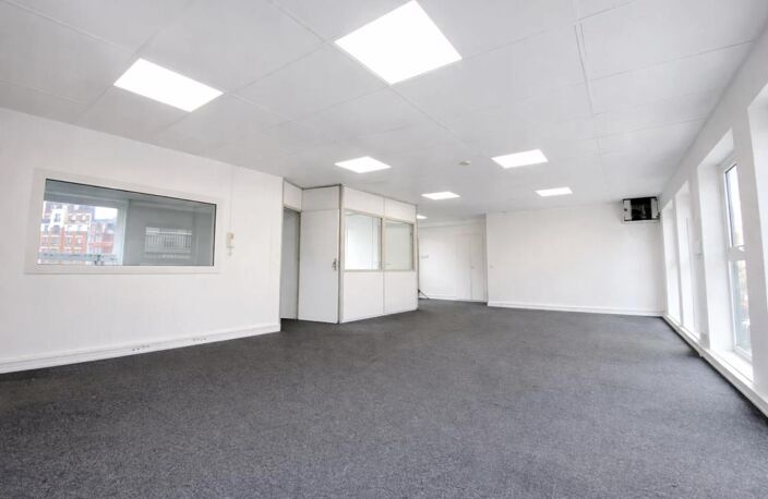 A proximité de la Place Marcel Sembat et du métro, CORPIMMO vous propose un plateau de bureaux à louer en bail commercial classique avec possibilité de bail flexible — photo 2