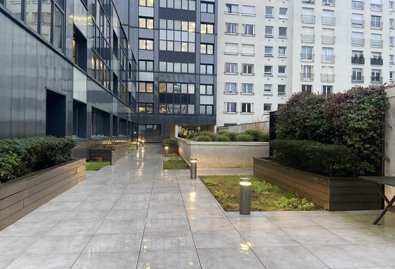À 350 mètres du métro "Pont de Saint-Cloud", dans un immeuble moderne de standing restructuré et labelisé en 2018. Surface indépendante à louer avec ses 3 grands patios privatifs, accessible aux PMR — photo 1