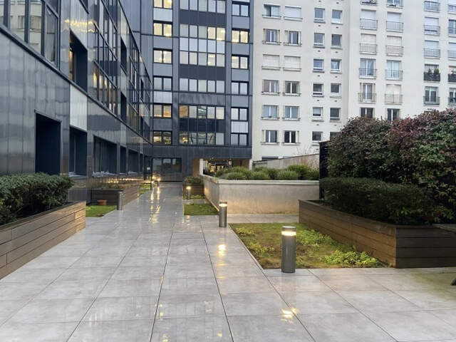 À 350 mètres du métro "Pont de Saint-Cloud", dans un immeuble moderne de standing restructuré et labelisé en 2018. Surface indépendante à louer avec ses 3 grands patios privatifs, accessible aux PMR — photo du bien