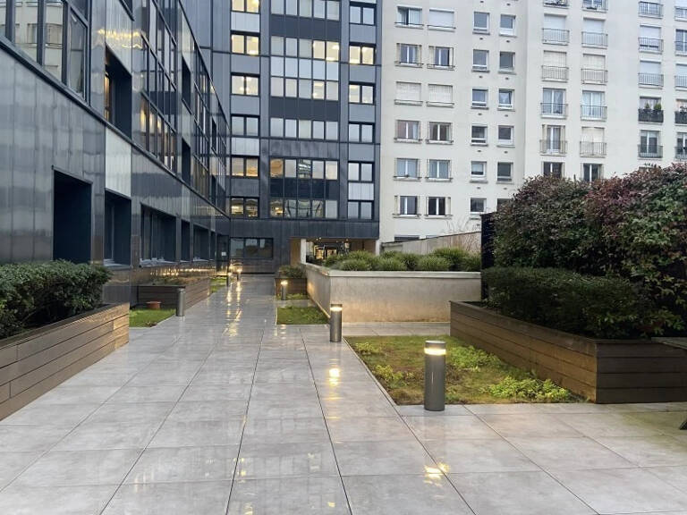 À 350 mètres du métro "Pont de Saint-Cloud", dans un immeuble moderne de standing restructuré et labelisé en 2018. Surface indépendante à louer avec ses 3 grands patios privatifs, accessible aux PMR — photo 1