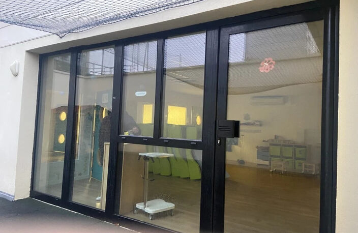 À 350 mètres du métro "Pont de Saint-Cloud", dans un immeuble moderne de standing restructuré et labelisé en 2018. Surface indépendante à louer avec ses 3 grands patios privatifs, accessible aux PMR — photo 5