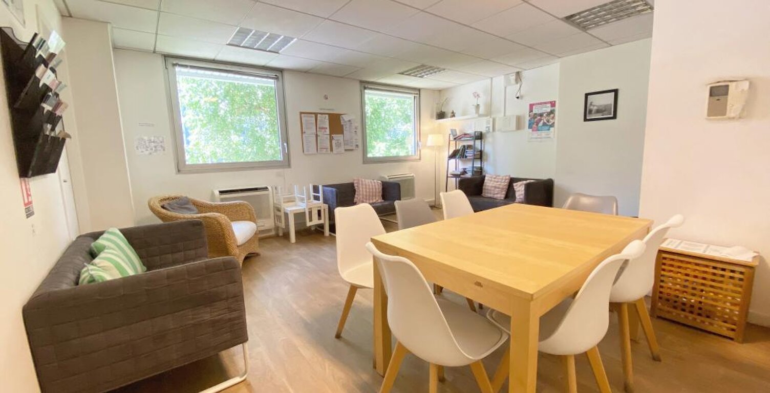 Locaux à louer de 220m² divisibles par bureau. Accès PMR - ERP 5 -Spécialisés pour des professions médicales. Location au bureau. Immeuble récent de bureaux, plateau entièrement cloisonné jusqu'à 11 bureaux avec leur point d'eau privatif — photo 1