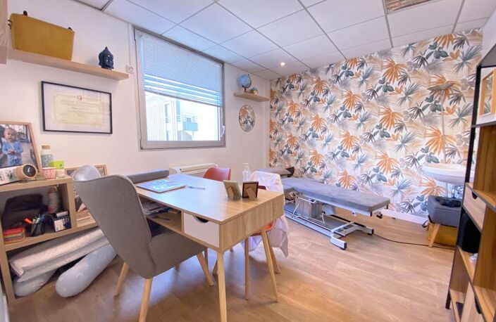 Locaux à louer de 220m² divisibles par bureau. Accès PMR - ERP 5 -Spécialisés pour des professions médicales. Location au bureau. Immeuble récent de bureaux, plateau entièrement cloisonné jusqu'à 11 bureaux avec leur point d'eau privatif — photo 2