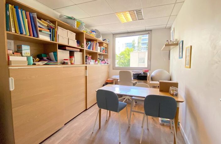 Locaux à louer de 220m² divisibles par bureau. Accès PMR - ERP 5 -Spécialisés pour des professions médicales. Location au bureau. Immeuble récent de bureaux, plateau entièrement cloisonné jusqu'à 11 bureaux avec leur point d'eau privatif — photo 3