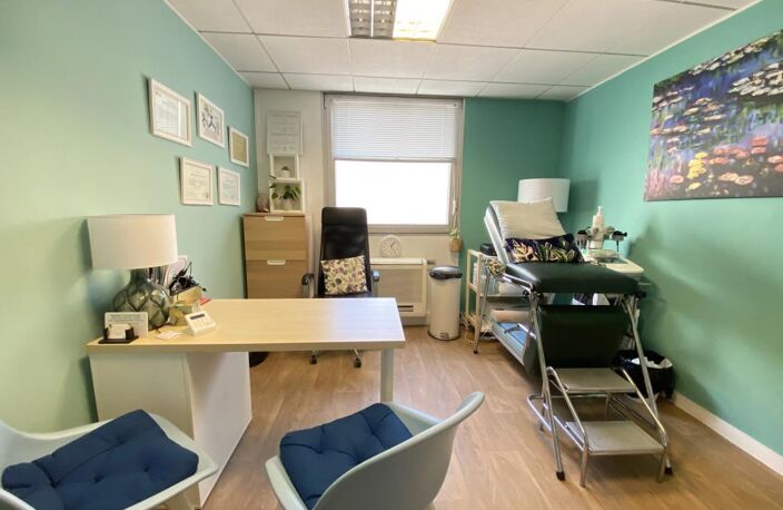 Locaux à louer de 220m² divisibles par bureau. Accès PMR - ERP 5 -Spécialisés pour des professions médicales. Location au bureau. Immeuble récent de bureaux, plateau entièrement cloisonné jusqu'à 11 bureaux avec leur point d'eau privatif — photo 4