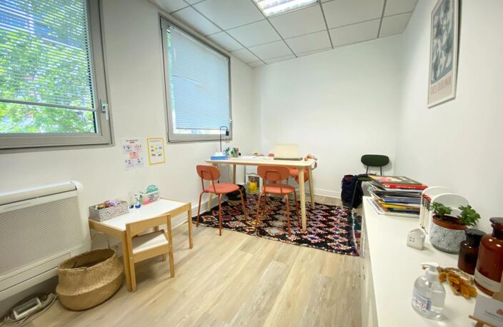 Locaux à louer de 220m² divisibles par bureau. Accès PMR - ERP 5 -Spécialisés pour des professions médicales. Location au bureau. Immeuble récent de bureaux, plateau entièrement cloisonné jusqu'à 11 bureaux avec leur point d'eau privatif — photo 5