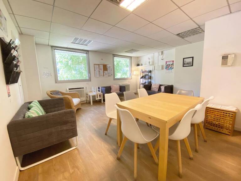 Locaux à louer de 220m² divisibles par bureau. Accès PMR - ERP 5 -Spécialisés pour des professions médicales. Location au bureau. Immeuble récent de bureaux, plateau entièrement cloisonné jusqu'à 11 bureaux avec leur point d'eau privatif — photo 1