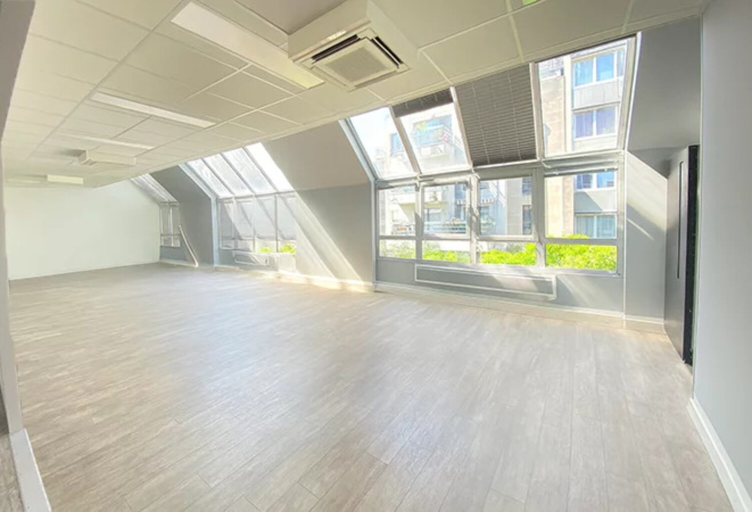 Plus de 500 m² d'espaces extérieurs privatifs terrasses, jardins et rooftop à profiter pleinement au sein d'un immeuble indépendant actuellement ERP de 5ème catégorie — photo 1
