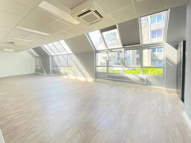 Plus de 500 m² d'espaces extérieurs privatifs terrasses, jardins et rooftop à profiter pleinement au sein d'un immeuble indépendant actuellement ERP de 5ème catégorie — photo du bien