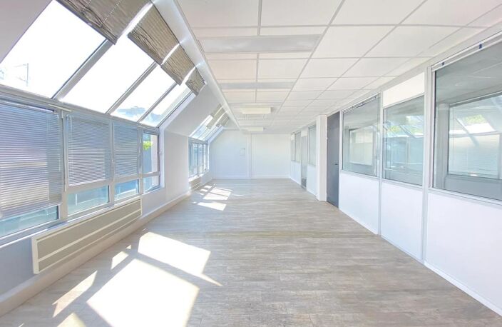 Plus de 500 m² d'espaces extérieurs privatifs terrasses, jardins et rooftop à profiter pleinement au sein d'un immeuble indépendant actuellement ERP de 5ème catégorie — photo 3
