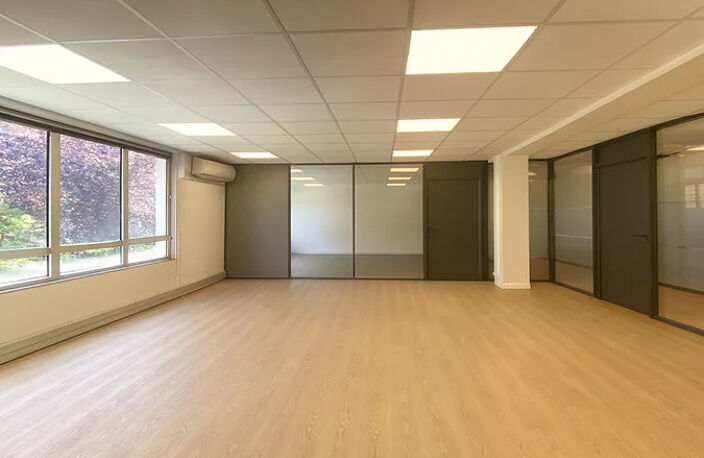 Plus de 500 m² d'espaces extérieurs privatifs terrasses, jardins et rooftop à profiter pleinement au sein d'un immeuble indépendant actuellement ERP de 5ème catégorie — photo 4