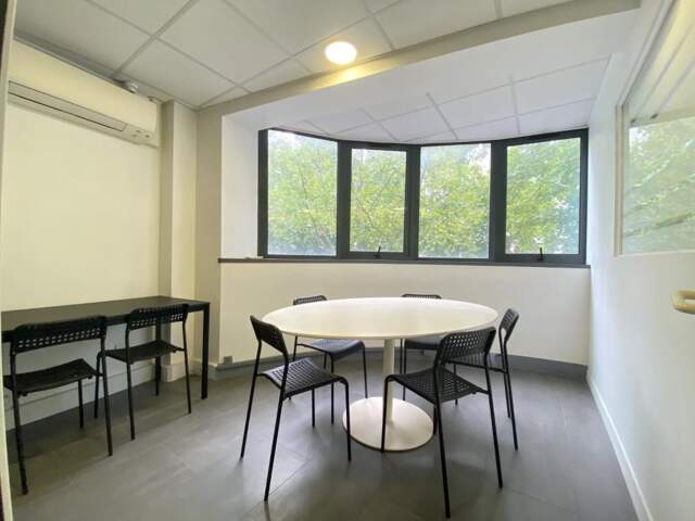 Bureaux A Louer de 90 m² à BOULOGNE BILLANCOURT dans un immeuble tertiaire avec parties communes de bon standing, ascenseur, contrôle d'accès, climatisation réversible.Bail flexible — photo du bien