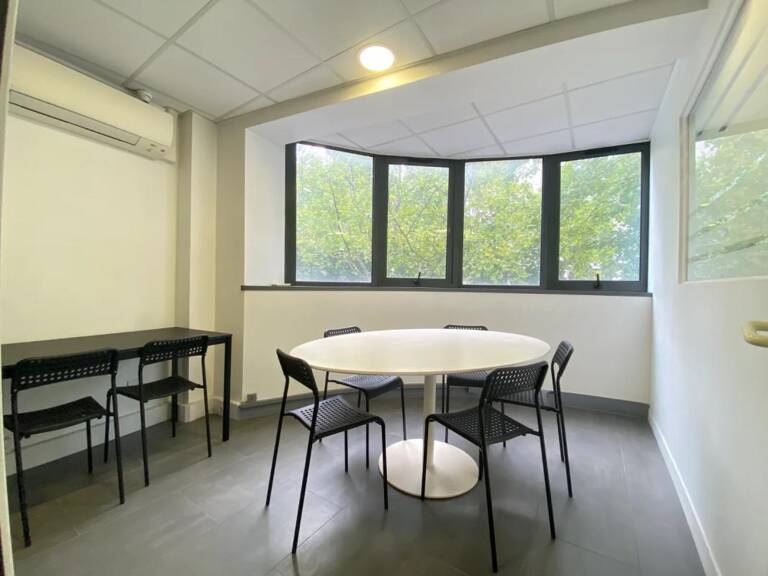 Bureaux A Louer de 90 m² à BOULOGNE BILLANCOURT dans un immeuble tertiaire avec parties communes de bon standing, ascenseur, contrôle d'accès, climatisation réversible.Bail flexible — photo 1