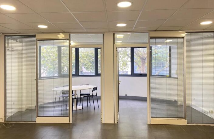 Bureaux A Louer de 90 m² à BOULOGNE BILLANCOURT dans un immeuble tertiaire avec parties communes de bon standing, ascenseur, contrôle d'accès, climatisation réversible.Bail flexible — photo 2