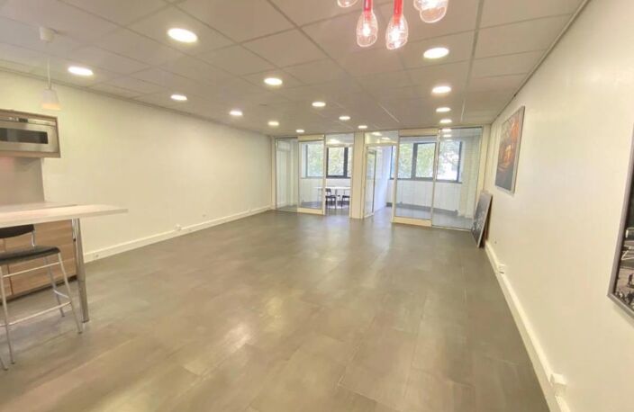Bureaux A Louer de 90 m² à BOULOGNE BILLANCOURT dans un immeuble tertiaire avec parties communes de bon standing, ascenseur, contrôle d'accès, climatisation réversible.Bail flexible — photo 4