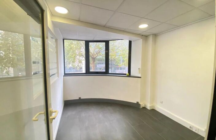 Bureaux A Louer de 90 m² à BOULOGNE BILLANCOURT dans un immeuble tertiaire avec parties communes de bon standing, ascenseur, contrôle d'accès, climatisation réversible.Bail flexible — photo 5