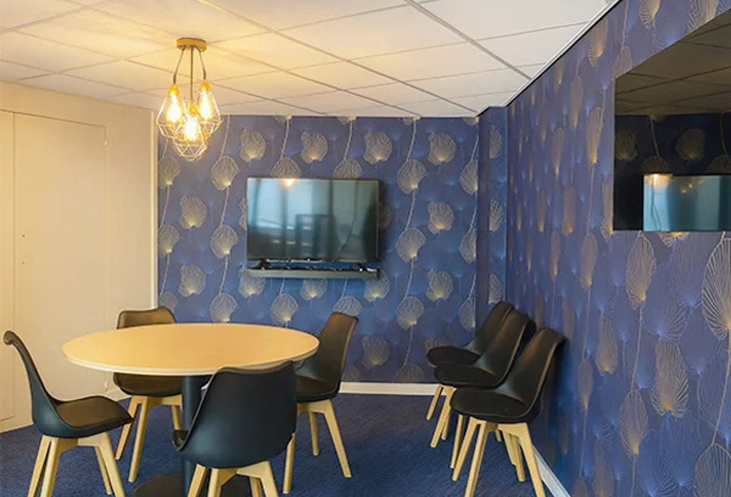 Situés dans un environnement facile d’accès et proche des transports, bureaux à louer de 12 à 26 postes soit en contrat de prestation de services tout inclus ou en bail dérogatoire pour plus de souplesse — photo 1