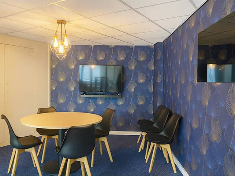 Situés dans un environnement facile d’accès et proche des transports, bureaux à louer de 12 à 26 postes soit en contrat de prestation de services tout inclus ou en bail dérogatoire pour plus de souplesse — photo 1