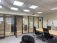 Situés dans un environnement facile d’accès et proche des transports, bureaux à louer de 12 à 26 postes soit en contrat de prestation de services tout inclus ou en bail dérogatoire pour plus de souplesse — photo 2