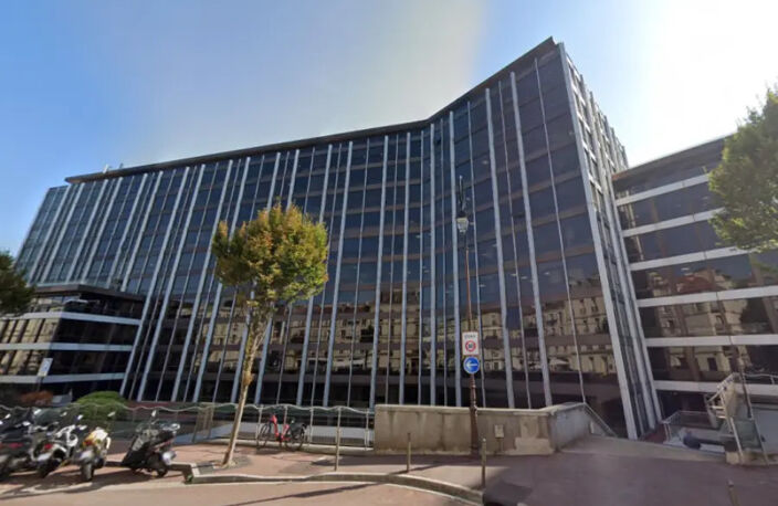 Situés dans un environnement facile d’accès et proche des transports, bureaux à louer de 12 à 26 postes soit en contrat de prestation de services tout inclus ou en bail dérogatoire pour plus de souplesse — photo 5