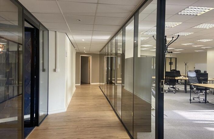 Les Bureaux de la Colline. Situé dans un environnement facile d’accès, proche des transports, et en coeur de ville, plateau de bureaux de 323 m² carrez à la vente — photo 2