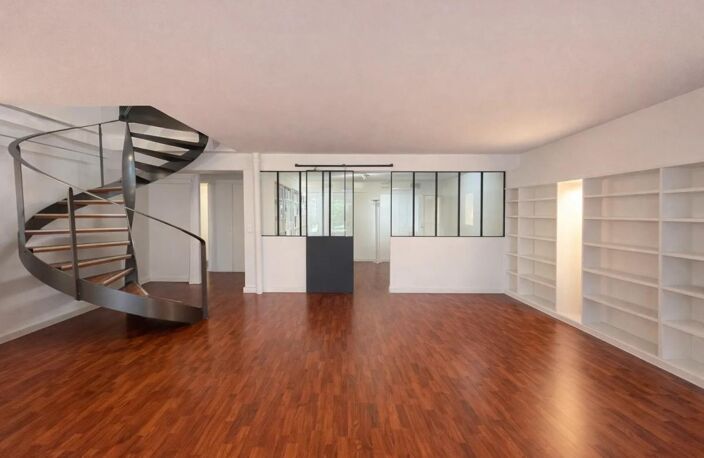 Bureaux en duplex à vendre de 261,65 m² avec terrasse et jardin privatif de + de 100 m² a toute proximité du métro et du centre ville de Montrouge, opportunité idéale pour investissement ou développement — photo 4