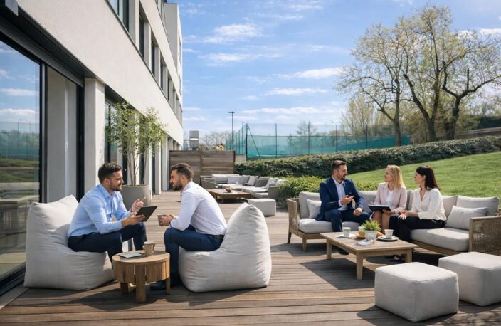 « 699 m² + terrasse + jardin + 15 parkings » — photo 2