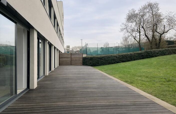 « 699 m² + terrasse + jardin + 15 parkings » — photo 3