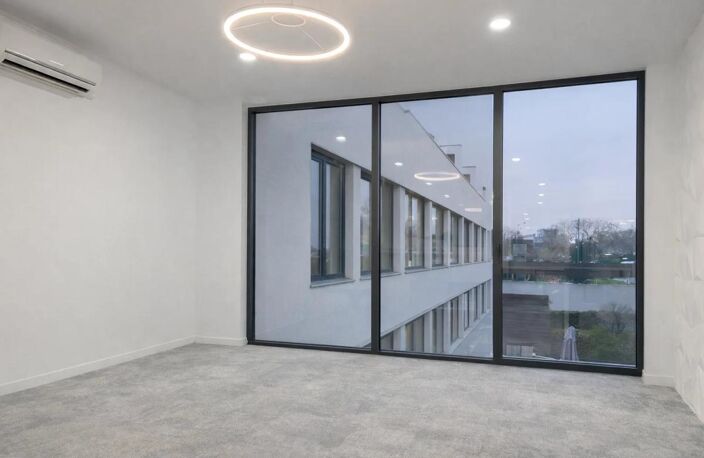 BUREAUX DE STANDING DE 699 M² AVEC TERRASSE, JARDIN ET 15 PARKINGS- RUEIL-MALMAISON — photo 5