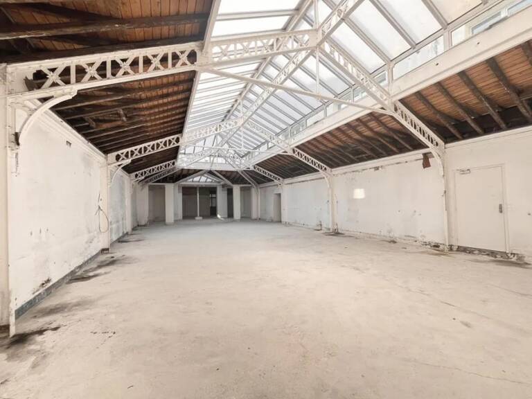 Bureaux en duplex à Louer de 1288 m² à PARIS 10 : Immeuble Art-Deco, contrôle d'accès, ascenseur, locaux lumineux, climatisés. Espace libre de 195 m² sous verrière avec 4m de Hauteur — photo 1