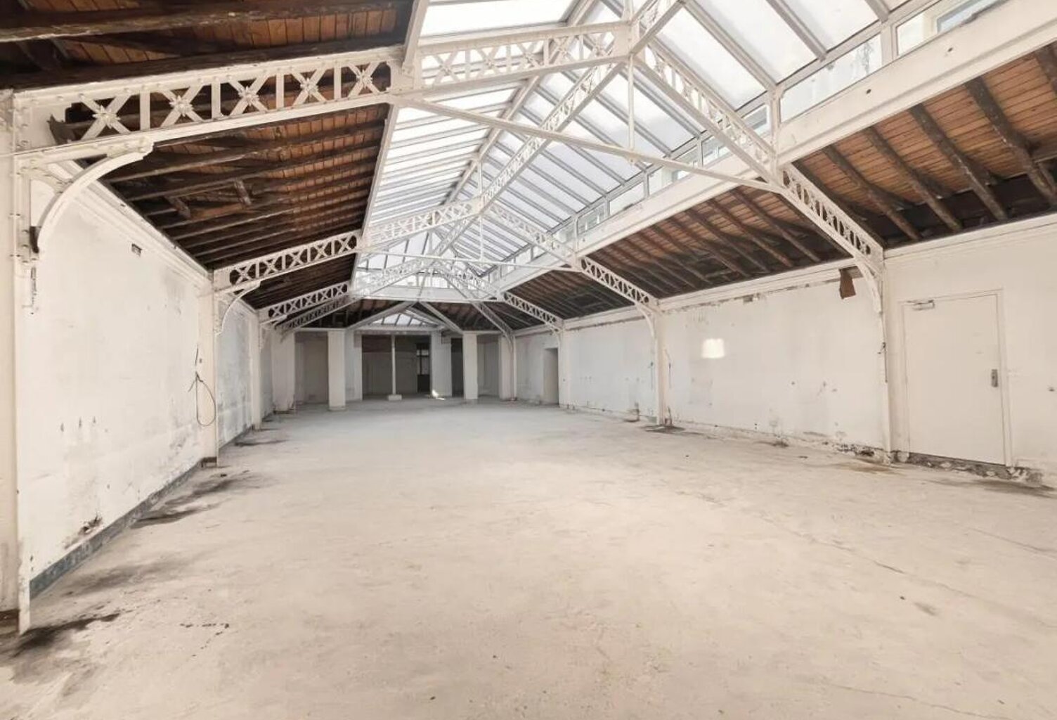 Bureaux en duplex à Louer de 1288 m² à PARIS 10 : Immeuble Art-Deco, contrôle d'accès, ascenseur, locaux lumineux, climatisés. Espace libre de 195 m² sous verrière avec 4m de Hauteur — photo 1
