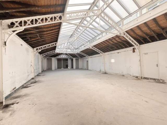 Bureaux en duplex à Louer de 1288 m² à PARIS 10 : Immeuble Art-Deco, contrôle d'accès, ascenseur, locaux lumineux, climatisés. Espace libre de 195 m² sous verrière avec 4m de Hauteur — photo du bien