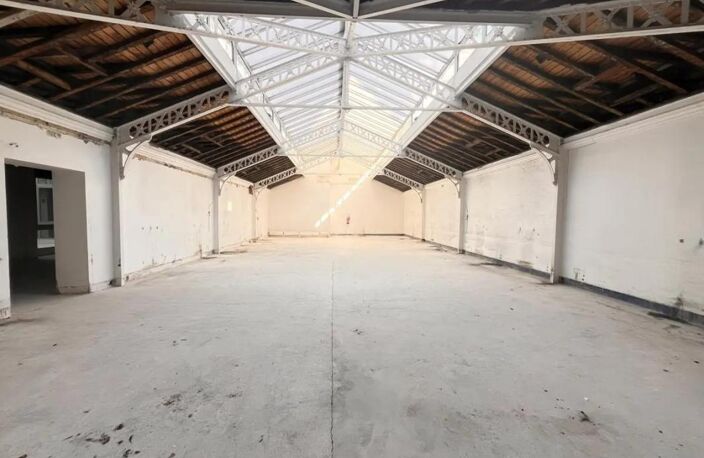 Bureaux en duplex à Louer de 1288 m² à PARIS 10 : Immeuble Art-Deco, contrôle d'accès, ascenseur, locaux lumineux, climatisés. Espace libre de 195 m² sous verrière avec 4m de Hauteur — photo 2