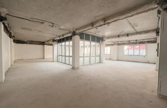 Bureaux en duplex à Louer de 1288 m² à PARIS 10 : Immeuble Art-Deco, contrôle d'accès, ascenseur, locaux lumineux, climatisés. Espace libre de 195 m² sous verrière avec 4m de Hauteur — photo 3