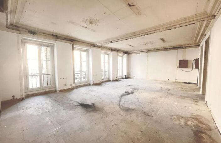 Bureaux en duplex à Louer de 1288 m² à PARIS 10 : Immeuble Art-Deco, contrôle d'accès, ascenseur, locaux lumineux, climatisés. Espace libre de 195 m² sous verrière avec 4m de Hauteur — photo 4