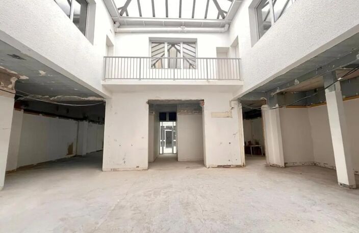 Bureaux en duplex à Louer de 1288 m² à PARIS 10 : Immeuble Art-Deco, contrôle d'accès, ascenseur, locaux lumineux, climatisés. Espace libre de 195 m² sous verrière avec 4m de Hauteur — photo 5