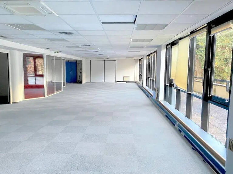 Location bureaux Issy Les Moulineaux. Au cœur du centre ville, à 50 mètres du métro Mairie d'Issy (M12), Corpimmo vous propose une surface de bureaux à louer lumineuse sur cour et rationnelle — photo 1