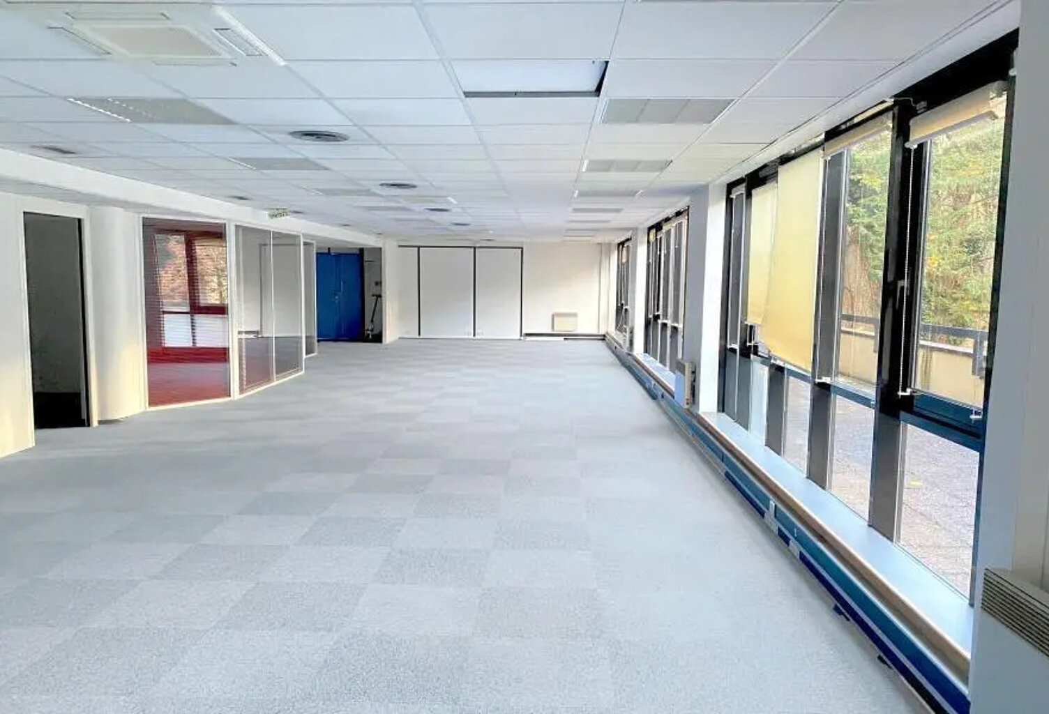 Location bureaux Issy Les Moulineaux. Au cœur du centre ville, à 50 mètres du métro Mairie d'Issy (M12), Corpimmo vous propose une surface de bureaux à louer lumineuse sur cour et rationnelle — photo 1