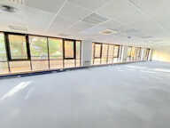Location bureaux Issy Les Moulineaux. Au cœur du centre ville, à 50 mètres du métro Mairie d'Issy (M12), Corpimmo vous propose une surface de bureaux à louer lumineuse sur cour et rationnelle — photo 2