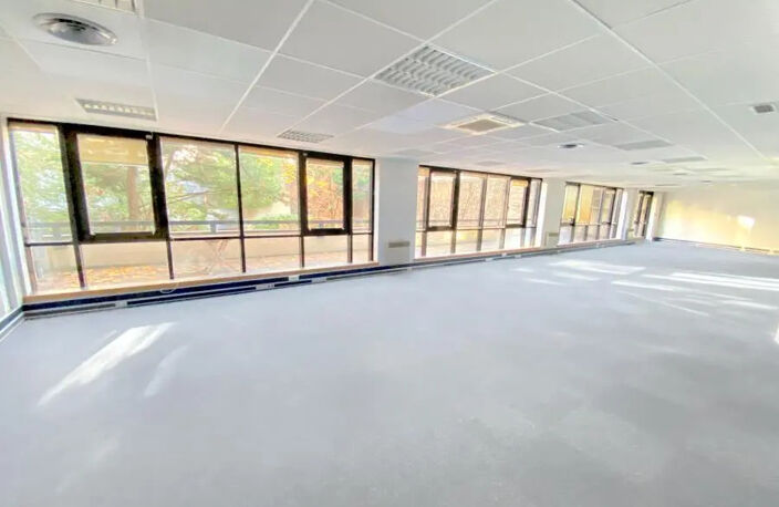 Location bureaux Issy Les Moulineaux. Au cœur du centre ville, à 50 mètres du métro Mairie d'Issy (M12), Corpimmo vous propose une surface de bureaux à louer lumineuse sur cour et rationnelle — photo 2
