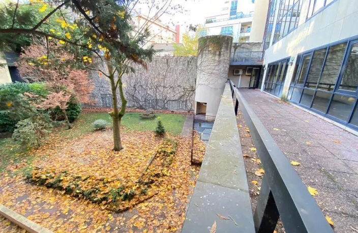 Location bureaux Issy Les Moulineaux. Au cœur du centre ville, à 50 mètres du métro Mairie d'Issy (M12), Corpimmo vous propose une surface de bureaux à louer lumineuse sur cour et rationnelle — photo 3